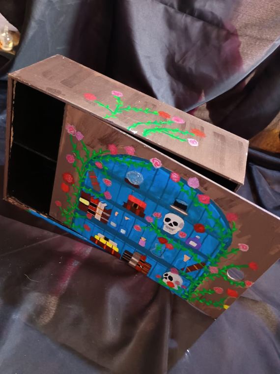 Caja con librero azul, calaveras y rosas