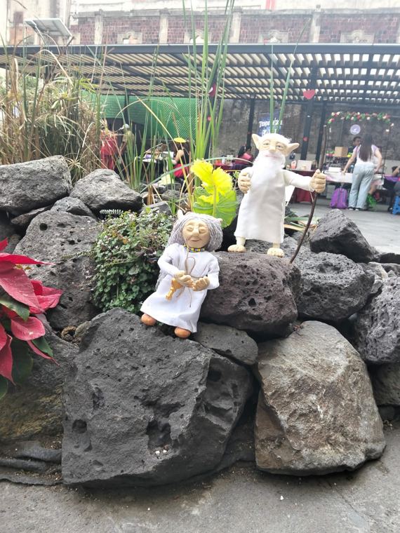 Pareja de sabios de blanco con báculo