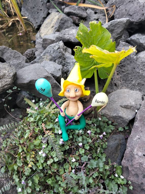 Duende de gorro amarillo con globos que dicen Te adoro