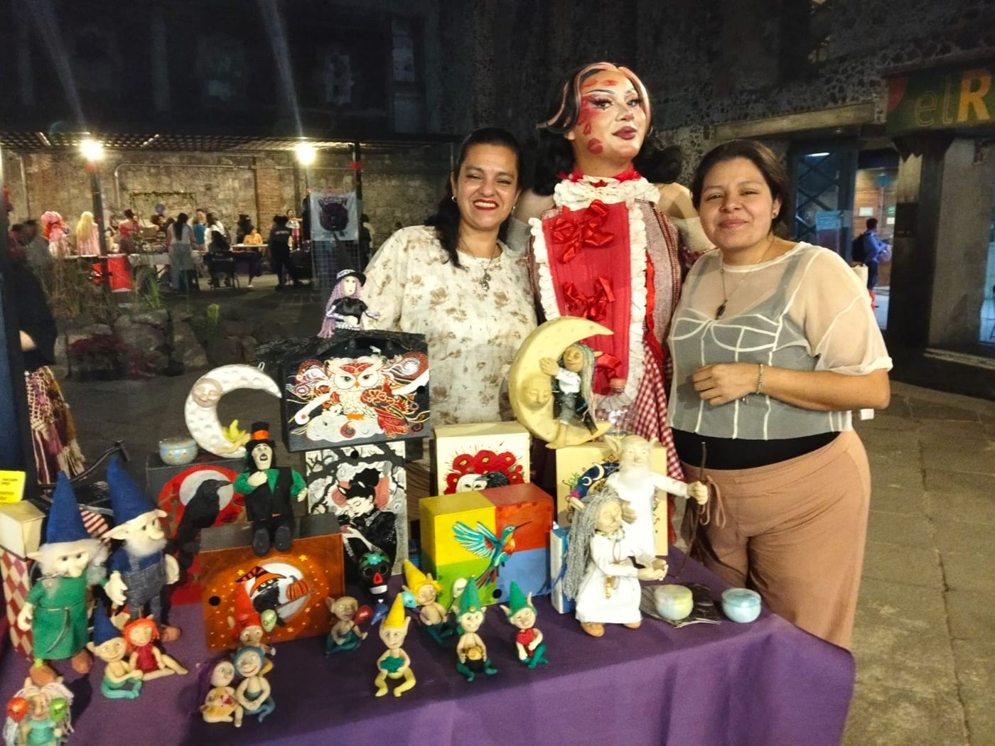 Stand de Vatis Oracle en bazar nocturno con figuras y cajas
