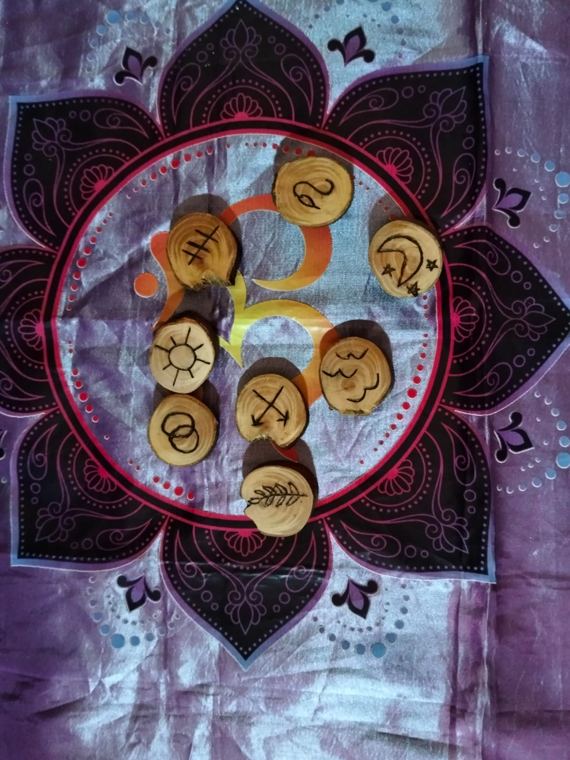 Runas de símbolos de bruja en madera